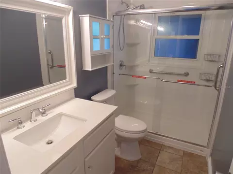 Bath - 1007 NE 2nd St, Ocala, FL 34470 photo 2 of 5