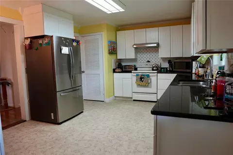 Kitchen - 11690 NW 160th St, Reddick, FL 32686 photo 4 of 5