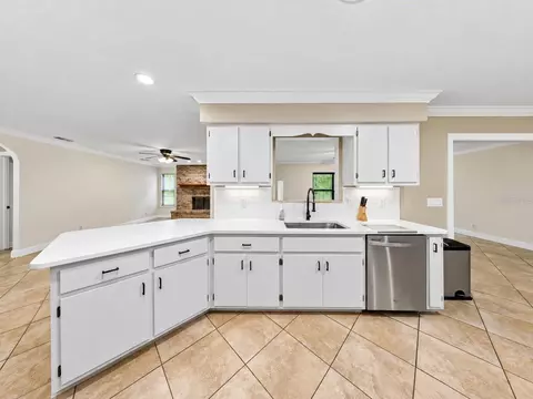 Kitchen - 2020 SE 73rd St, Ocala, FL 34480 photo 6 of 6
