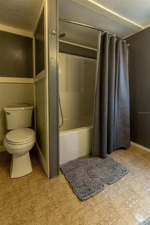 Bath - 5865 NE 137th Ter, Williston, FL 32696 photo 7 of 8