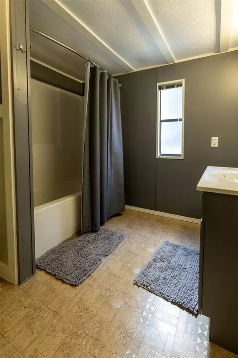 Bath - 5865 NE 137th Ter, Williston, FL 32696 photo 6 of 8