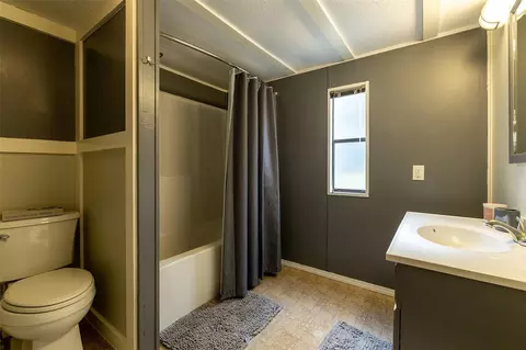 Bath - 5865 NE 137th Ter, Williston, FL 32696 photo 1 of 8