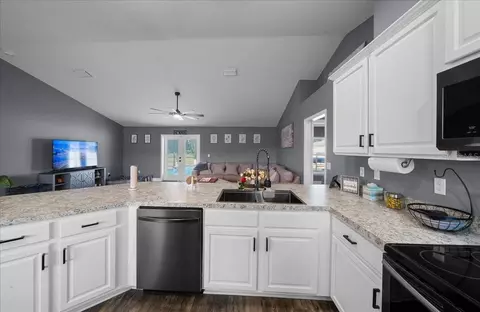 Kitchen - 4013 SE 98th Pl, Belleview, FL 34420 photo 4 of 6