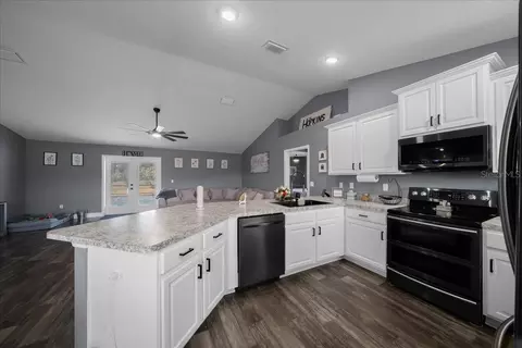 Kitchen - 4013 SE 98th Pl, Belleview, FL 34420 photo 3 of 6