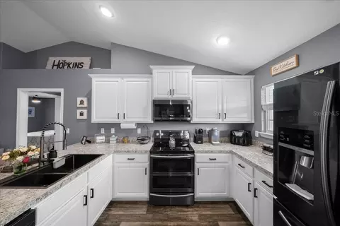 Kitchen - 4013 SE 98th Pl, Belleview, FL 34420 photo 6 of 6