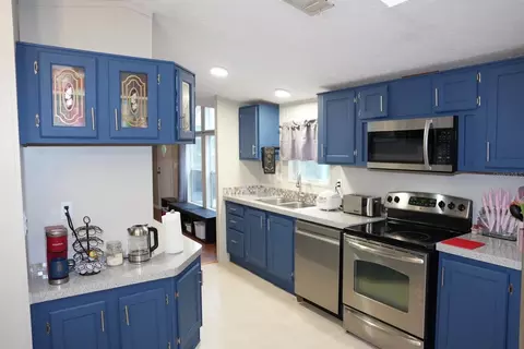 Kitchen - 12330 NE 77th Ct, Bronson, FL 32621 photo 2 of 5