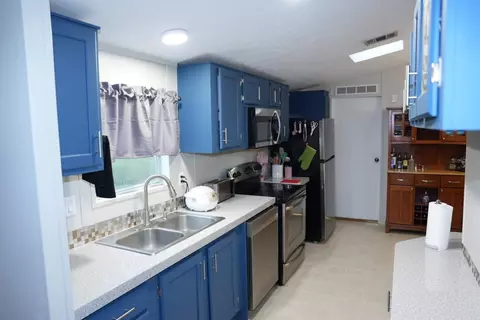 Kitchen - 12330 NE 77th Ct, Bronson, FL 32621 photo 4 of 5