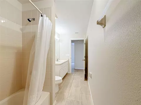 Bath - 8024 SW 62nd Ave, Ocala, FL 34476 photo 6 of 6