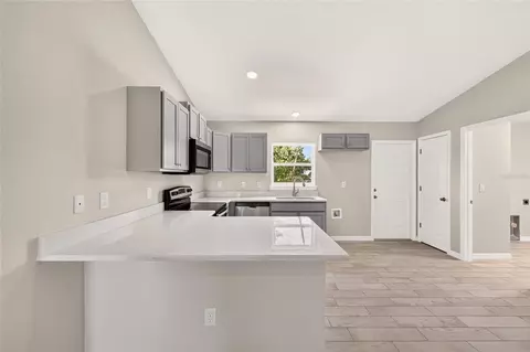 Kitchen - 251 Oak Cir, Ocala, FL 34472 photo 4 of 4