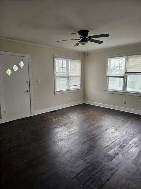 Living - 609 NE 8th Ave, Ocala, FL 34470 photo 1 of 1