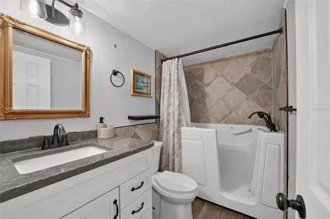 Bath - 2437 NE 6th St #10, Ocala, FL 34470 photo 1 of 1