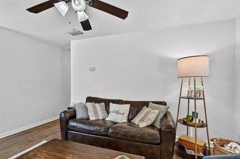 Living - 424 SE 1st Pl, Williston, FL 32696 photo 1 of 3