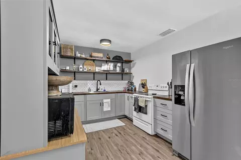 Kitchen - 424 SE 1st Pl, Williston, FL 32696 photo 2 of 3