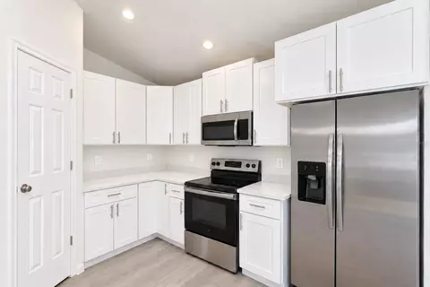 Kitchen - 442 NW 64th Pl, Ocala, FL 34475 photo 3 of 4