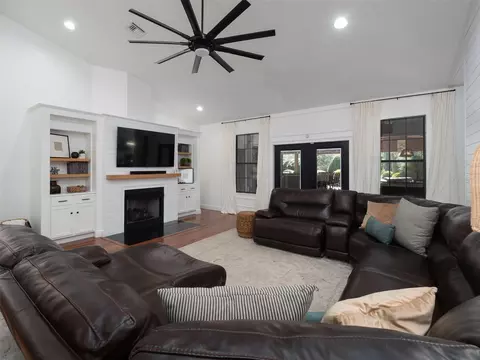 Living - 6560 NE 150th Ave, Williston, FL 32696 photo 1 of 4