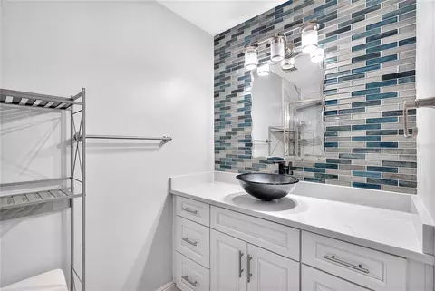 Bath - 4092 SE 61st Pl, Ocala, FL 34480 photo 2 of 3