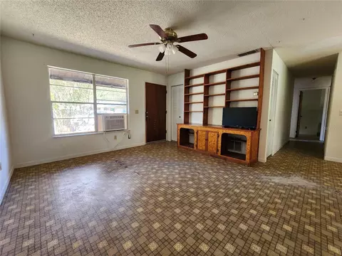 Living - 2274 NE 54th Pl, Ocala, FL 34479 photo 2 of 4