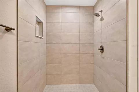Bath - 213 Locust Ln, Ocala, FL 34472 photo 2 of 3