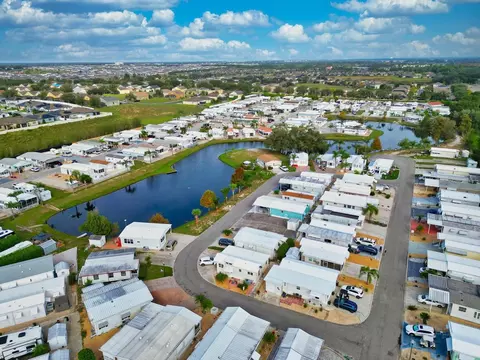 520 Golf Crest Ln, Davenport, FL 33837