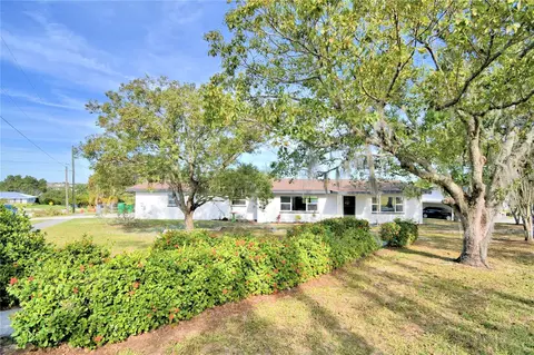 102 4th St N, Dundee, FL 33838