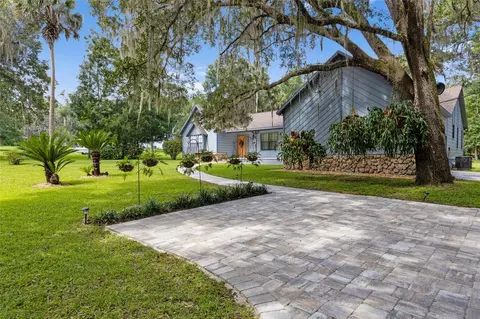 20800 11th St, Mcintosh, FL 32664
