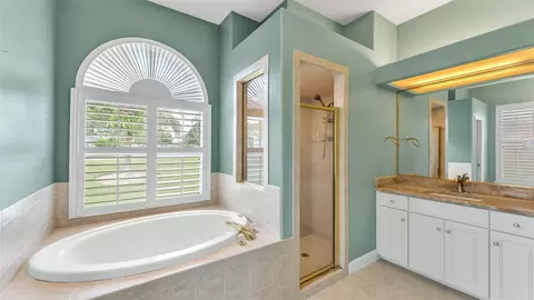 Bath - 226 Ruby Lake Ln, Winter Haven, FL 33884 photo 2 of 5