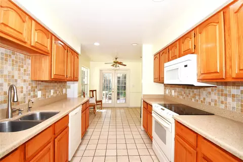 Kitchen - 611 Old Eustis Rd, Mount Dora, FL 32757 photo 3 of 4