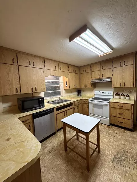 301 W Lemon St, Bowling Green, FL 33834