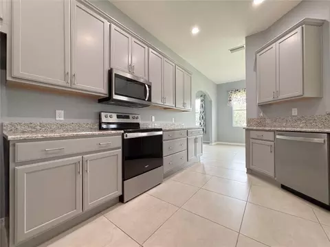 Kitchen - 1124 Sawgrass Dr, Winter Haven, FL 33884 photo 3 of 5