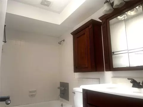 Bath - 108 Lagoon Rd, Winter Haven, FL 33884 photo 2 of 4