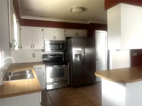 Kitchen - 108 Lagoon Rd, Winter Haven, FL 33884 photo 2 of 2