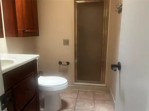 Bath - 108 Lagoon Rd, Winter Haven, FL 33884 photo 3 of 4