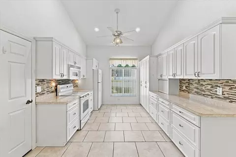 Kitchen - 1505 Lake Thomas Loop, Winter Haven, FL 33880 photo 4 of 6