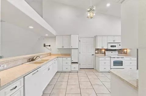 Kitchen - 1505 Lake Thomas Loop, Winter Haven, FL 33880 photo 3 of 6