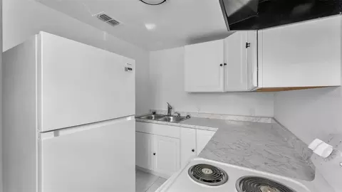 Kitchen - 1060 E Stanford St, Bartow, FL 33830 photo 2 of 2