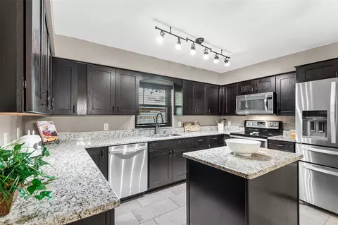 Kitchen - 216 Shore Loop, Winter Haven, FL 33884 photo 4 of 5