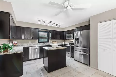 Kitchen - 216 Shore Loop, Winter Haven, FL 33884 photo 3 of 5