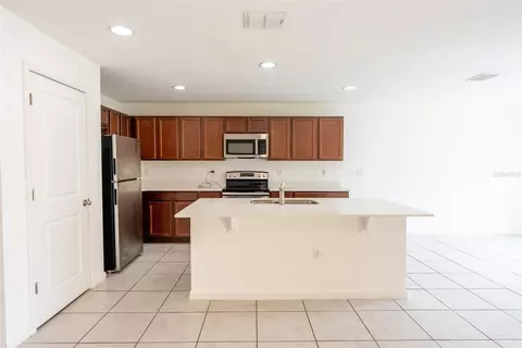 Kitchen - 1333 Lucerne Loop Rd NE, Winter Haven, FL 33881 photo 1 of 5