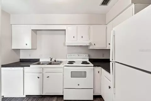 Kitchen - 905 S Orange Ave, Bartow, FL 33830 photo 10 of 12