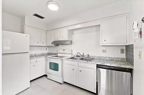 Kitchen - 905 S Orange Ave, Bartow, FL 33830 photo 5 of 12