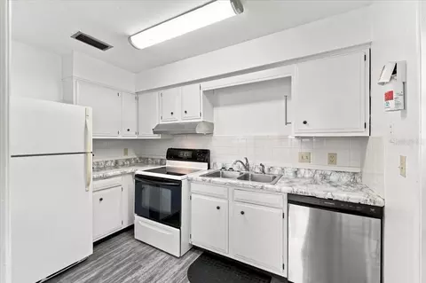 Kitchen - 905 S Orange Ave, Bartow, FL 33830 photo 11 of 12