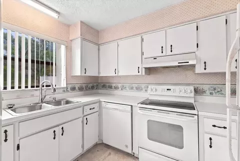 Kitchen - 905 S Orange Ave, Bartow, FL 33830 photo 4 of 12