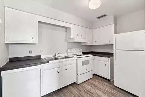 Kitchen - 905 S Orange Ave, Bartow, FL 33830 photo 9 of 12