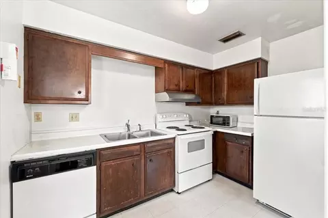 Kitchen - 905 S Orange Ave, Bartow, FL 33830 photo 7 of 12