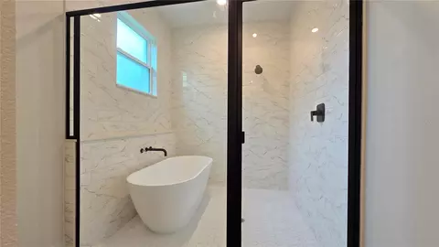 Bath - 5919 Cortez Blvd, Sebring, FL 33872 photo 3 of 9