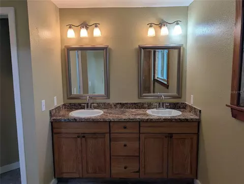 Bath - 12022 SE Sunset Harbor Rd, Weirsdale, FL 32195 photo 1 of 5
