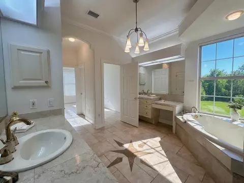 Bath - 9110 Deer Ct, Venice, FL 34293 photo 2 of 5