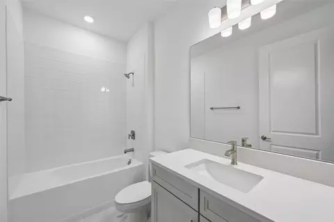 Bath - 3771 142nd Ter E, Parrish, FL 34219 photo 2 of 4