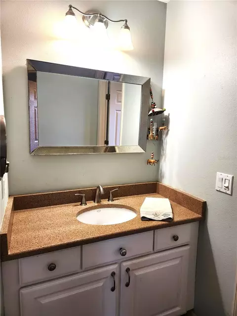 Bath - 316 Alba St E, Venice, FL 34285 photo 3 of 3