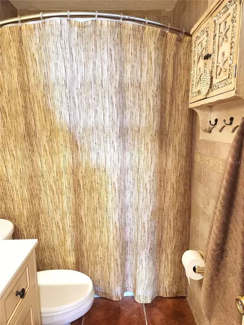 Bath - 316 Alba St E, Venice, FL 34285 photo 2 of 3